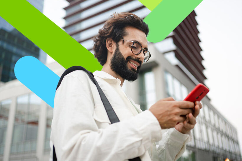 Hombre joven mirando su celular buscando consejos para un crédito online