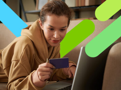 Mujer joven con tarjeta de crédito