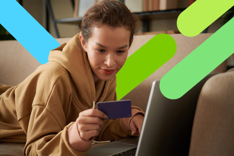 Mujer joven con tarjeta de crédito