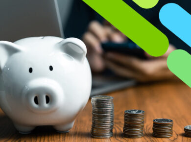 Alcancía en la mesa con enfoque de crédito revolvente