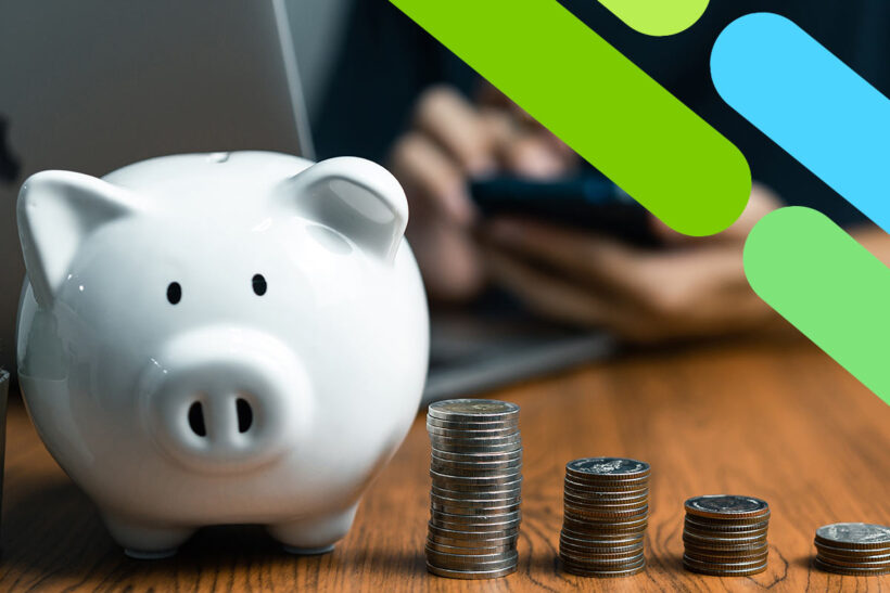 Alcancía en la mesa con enfoque de crédito revolvente