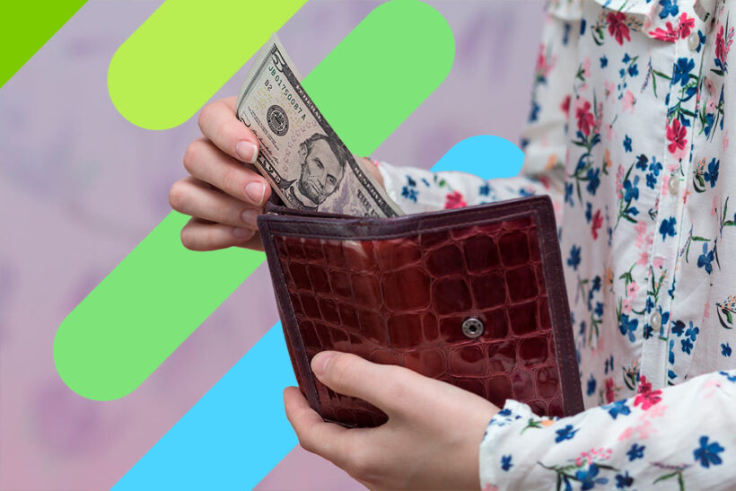 Foto de las manos de una mujer ahorrando dinero