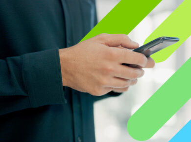 Foto de unas manos revisando un celular haciendo referencia a qué son los cetes