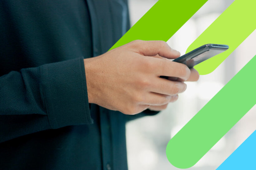 Foto de unas manos revisando un celular haciendo referencia a qué son los cetes