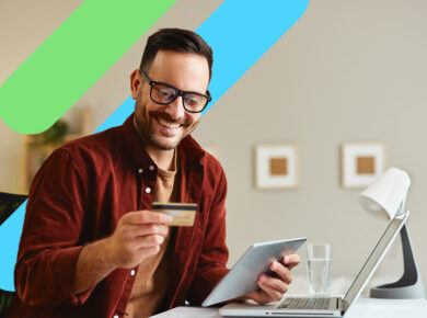 Joven mirando su tarjeta de crédito sin anualidad