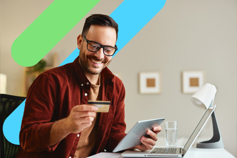 Joven mirando su tarjeta de crédito sin anualidad