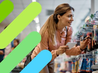 madre escogiendo útiles escolares Regreso a clases en México