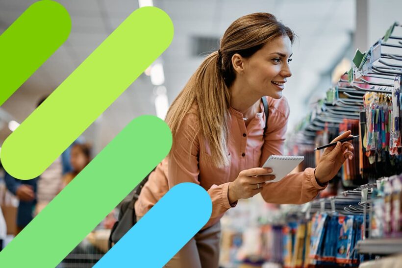 madre escogiendo útiles escolares Regreso a clases en México