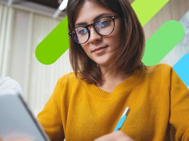 Mujer joven haciendo referencia a Qué es el ISR