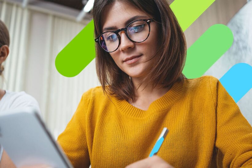 Mujer joven haciendo referencia a Qué es el ISR