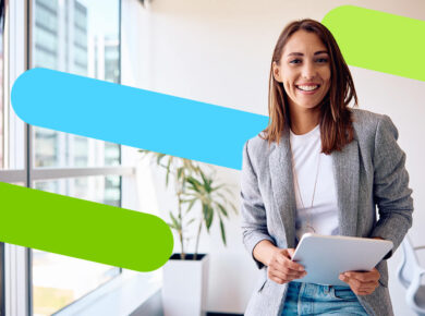 Mujer joven referencia a gestión fiscal de PYMES