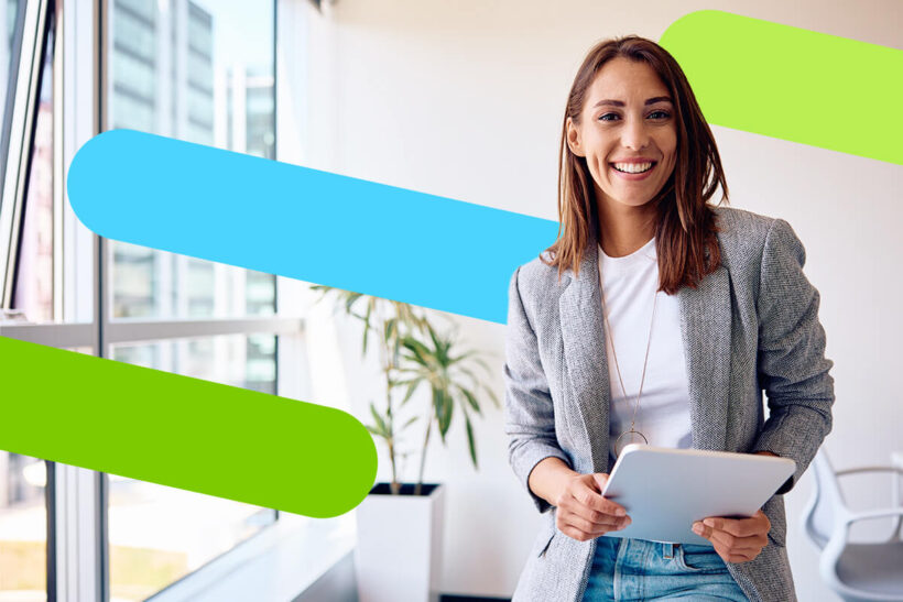 Mujer joven referencia a gestión fiscal de PYMES