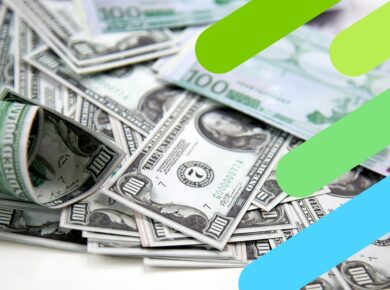 dólares en una mesa que hace referencia a las promesas financieras