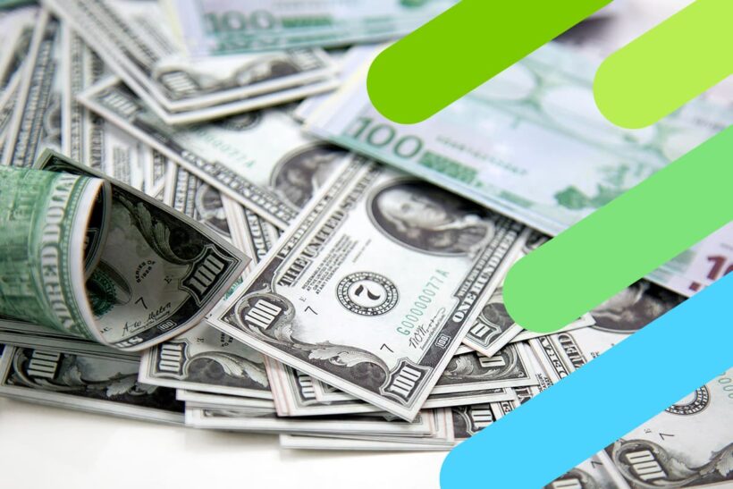 dólares en una mesa que hace referencia a las promesas financieras