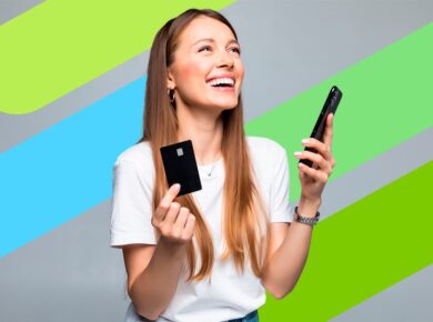 Mujer joven con el top de las tarjetas de crédito