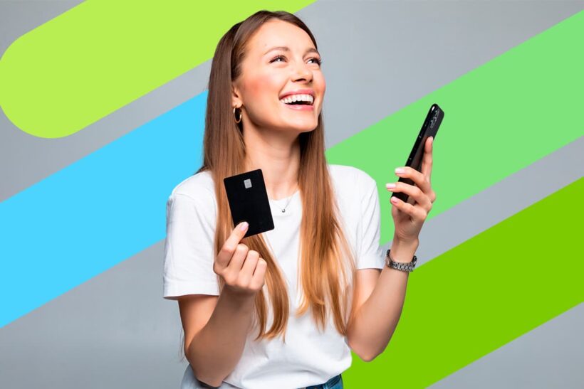 Mujer joven con el top de las tarjetas de crédito